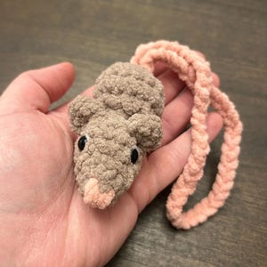 Gehäkelte Ratte Taschenanhänger | Maus Anhänger Plüschtier | Farboptionen verfügbar | Personalisierbar | Auf Bestellung | Bestseller