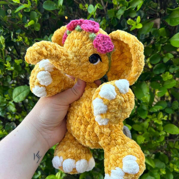 Elefante de peluche de ganchillo / Safari Lovey Snuggler / Corona de flores extraíble / Envío gratis / Listo para enviar
