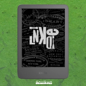Puede incluir: Un lector de libros electrónicos Kindle gris con una pantalla negra que muestra la palabra "LOOK" en blanco, superpuesta a un diseño de mapa vintage. El lector está sobre un fondo verde. La palabra "kindle" está en la parte inferior.