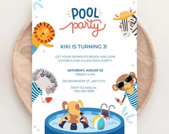 Könnte beinhalten: Eine farbenfrohe Einladung zu einer Poolparty mit einem blauen Pool, einem Hund in einer Schwimmhilfe, einem Affen mit Sonnenbrille, einem Zebra mit Hut, einem Igel und einem Löwen. Die Einladung lautet "Poolparty" und "Kiki wird 3!" mit Details zu Datum, Uhrzeit und Ort der Party.