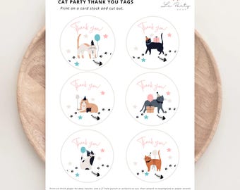 Puede incluir: Seis etiquetas redondas de agradecimiento con temática de fiesta de gatos. Cada etiqueta presenta una ilustración diferente de un gato con un gorro de fiesta y sosteniendo un regalo o un globo. Las etiquetas están impresas en cartulina blanca y tienen un esquema de color rosa y azul.