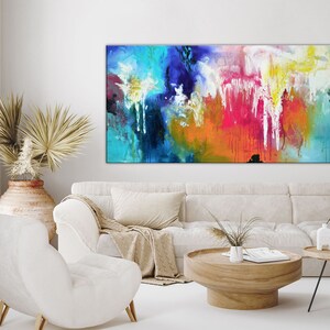 K&ouml;nnte beinhalten: Abstraktes Gem&auml;lde mit leuchtenden Farben, darunter Blau, Gr&uuml;n, Gelb, Orange, Rosa und Wei&szlig;. Das Gem&auml;lde hat einen strukturierten, tropfenden Effekt, der eine dynamische und energiegeladene Komposition erzeugt.