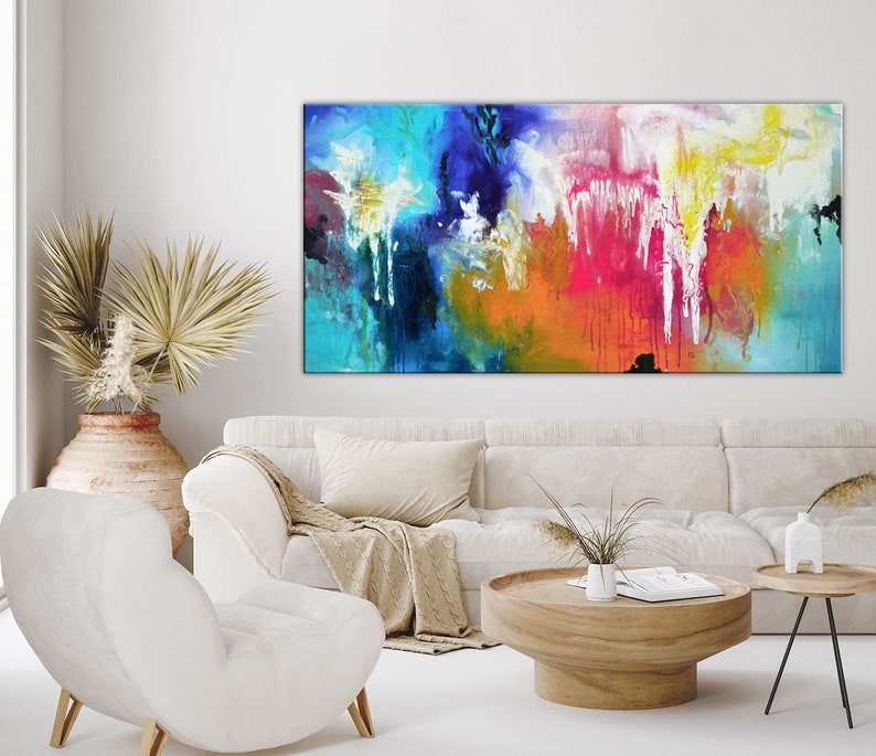 K&ouml;nnte beinhalten: Abstraktes Gem&auml;lde mit leuchtenden Farben, darunter Blau, Gr&uuml;n, Gelb, Orange, Rosa und Wei&szlig;. Das Gem&auml;lde hat einen strukturierten, tropfenden Effekt, der eine dynamische und energiegeladene Komposition erzeugt.