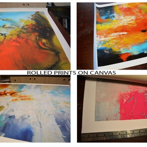 K&ouml;nnte beinhalten: Vier gerollte Leinwanddrucke mit abstrakter Kunst. Die Drucke zeigen eine Vielzahl von Farben, darunter Blau, Gelb, Rot und Pink. Die Drucke sind gerollt und bereit zum Einrahmen.