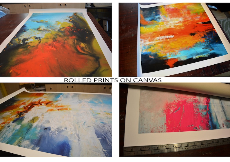 K&ouml;nnte beinhalten: Vier gerollte Leinwanddrucke mit abstrakter Kunst. Die Drucke zeigen eine Vielzahl von Farben, darunter Blau, Gelb, Rot und Pink. Die Drucke sind gerollt und bereit zum Einrahmen.