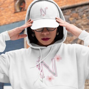 Casquette trucker snapback florale initiale - Chapeau personnalisé, cadeau unique pour lui/elle, style décontracté, accessoire d'été