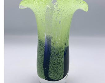 Jarrón vintage de vidrio artístico verde con burbujas y borde acanalado, soplado a mano, década de 1960