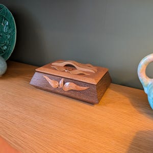 Portagioielli in legno lavorato a mano con motivo a foglia, finitura resistente tricolore, noce e acero.