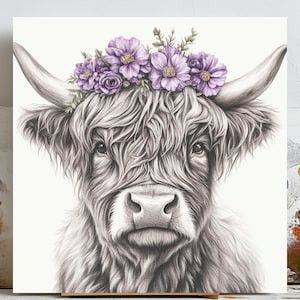Op de afbeelding: Een zwart-witte tekening van een Schotse Hooglander met lange, ruige vacht. De koe heeft grote hoorns en draagt een krans van paarse bloemen. Het kunstwerk is gedetailleerd en realistisch, met de nadruk op het gezicht van de koe.