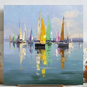 Può includere: Un dipinto a olio raffigura una flotta di barche a vela su un mare calmo. Le barche hanno vele colorate nelle tonalità del giallo, verde, viola e rosa. L'acqua riflette le barche e il cielo, creando una scena serena e colorata.