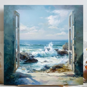 Op de afbeelding: Olieverfschilderij van een zeegezicht gezien door een open raam. Het kunstwerk toont een blauwe oceaan met golven die op rotsen breken onder een bewolkte hemel. Het raamkozijn is geschilderd in blauwe en witte tinten.