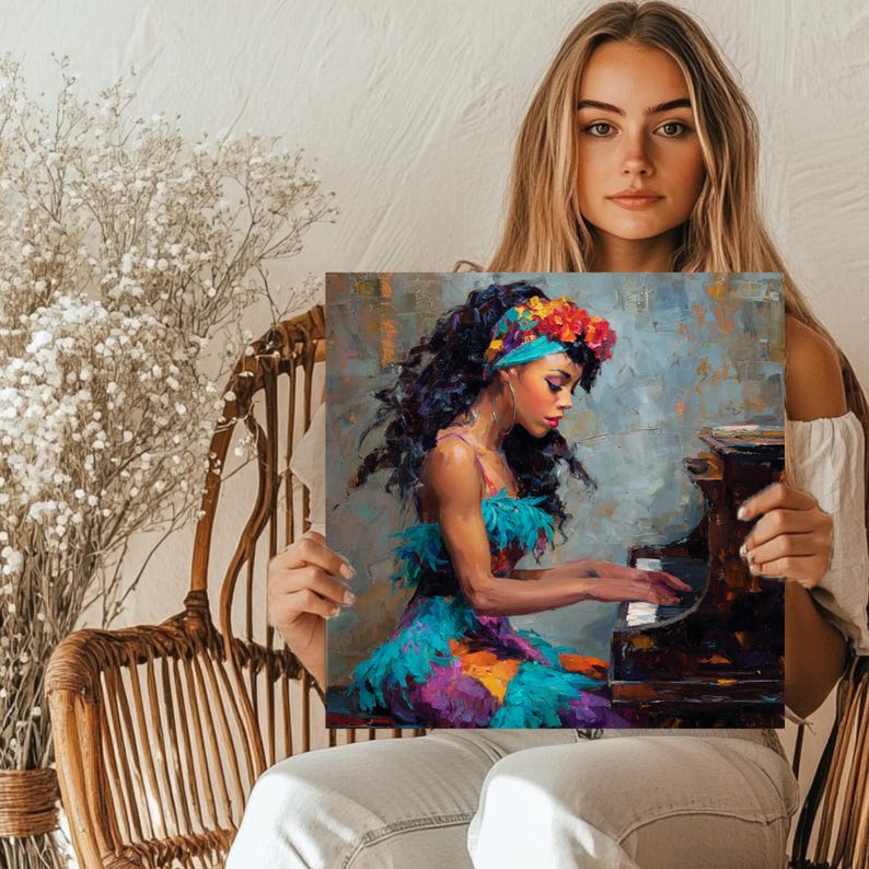 Puede incluir: Impresi&oacute;n en lienzo cuadrada que representa una pintura de una mujer tocando el piano. La mujer viste un vestido colorido con plumas azules y moradas y una diadema floral. La obra de arte es de estilo impresionista con pinceladas visibles.