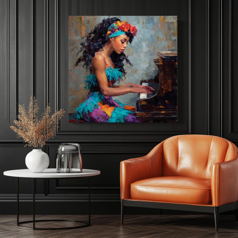 Puede incluir: Pintura al &oacute;leo de una persona tocando el piano. La persona lleva un vestido colorido y una diadema floral. El piano es de color marr&oacute;n oscuro y el fondo es una mezcla de azules y grises. Un sill&oacute;n de cuero naranja est&aacute; cerca.