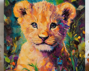 Op de afbeelding: Een levendig olieverfschilderij van een leeuwenwelp. De welp heeft oranje vacht, blauwe ogen en is omgeven door kleurrijk gebladerte. Het kunstwerk maakt gebruik van dikke penseelstreken en een palet van groen, blauw en oranje.
