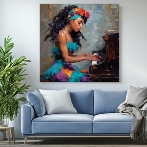 Puede incluir: Una vibrante pintura al &oacute;leo representa a una mujer tocando el piano. Viste un vestido colorido con detalles azules, morados y naranjas, y una diadema floral. El piano es marr&oacute;n oscuro y el fondo tiene un estilo texturizado y abstracto.