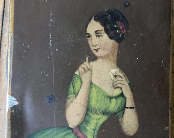 Estuche victoriano de hojalata pintada que representa a una coqueta