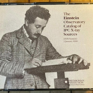 Può includere: Immagine in bianco e nero di un cofanetto CD con un ritratto di Albert Einstein. Il testo sul cofanetto recita "The Einstein Observatory Catalog of IPC X-ray Sources (FITS Version) 1 January 1990" e il logo della Smithsonian Institution.