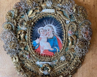 Relicario en miniatura con bordado metálico de obra religiosa conventual española antigua
