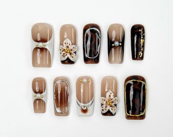 Unhas postiças marrom-outono ｜Desenhos florais 3D ｜Unhas postiças elegantes ｜Conjuntos de unhas postiças | Unhas reutilizáveis | Unhas postiças quadradas brilhantes