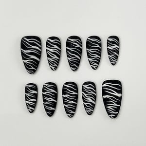 Presse d&#39;impression zébrée sur les ongles, Presse courte en amande sur les ongles, Sets de presse à ongles | Ongles réutilisables | Presse acrylique sur les ongles, Clou d&#39;animal fait main