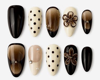 Mokka polkadot druk op de nagels, tips van crème en zwarte amberbloesem, glanzende koffiegeleimanicure, neutrale elegante herbruikbare salonnagelkit