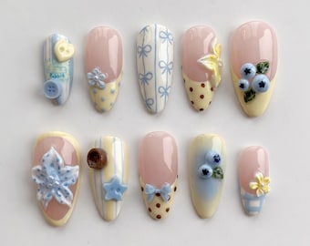 Uñas postizas azul pastel y amarillo | Diseño de uñas con lazo coqueto y flores de bayas | Set de uñas kawaii hechas a mano con punta francesa y conejito de lunares