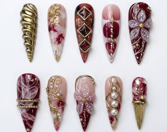 Unghie finte bordeaux | Unghie floreali dorate | Unghie con perle 3D | Unghie di lusso in stile barocco | Unghie a stiletto fatte a mano | Eleganti unghie finte acriliche