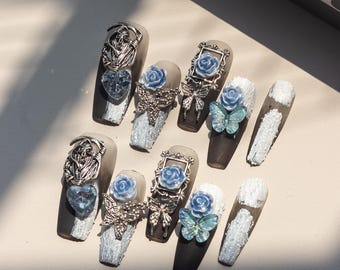 Unhas de luxo Y2K em preto e azul, unhas postiças escuras, unhas postiças com detalhes florais 3D, unhas postiças em formato de borboleta, unhas postiças artesanais resistentes