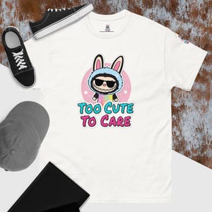 Limitiertes Labubu Shirt, süßes Cartoon Puppen Grafik T-Shirt, Kawaii Labubu Charaktere T-Shirt, Buntes Anime Chibi Style Shirt, passende Freunde