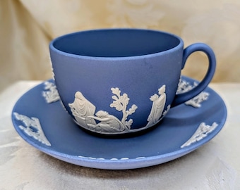 Juego antiguo de taza y platillo de Wedgwood England, de gres azul jaspeado, con escenas neoclásicas.