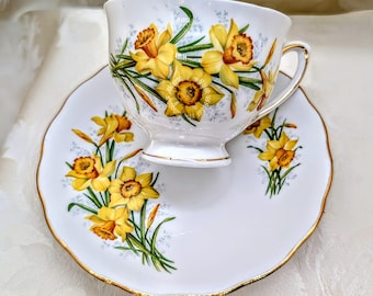 Juego de taza y platillo Vintage Royal Vale Daffodil de porcelana fina amarilla con estampado floral. Taza de té inglesa para fiestas en el jardín con flores de primavera doradas.