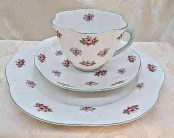 Juego de tres tazas de té vintage Shelley Dainty Rosebud con rosas rosas y ribete azul