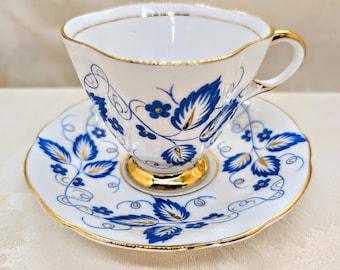 Taza de té y platillo vintage Clarence England con estampado de hojas de oro azul y blanco de porcelana fina