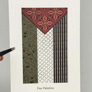 Könnte beinhalten: Ein Druck mit einem stilisierten Design in Rot, Weiß, Grün und Braun. Das Design beinhaltet geometrische Muster, Olivenzweige und vertikale Streifen, mit dem Text "Free Palestine" unten.