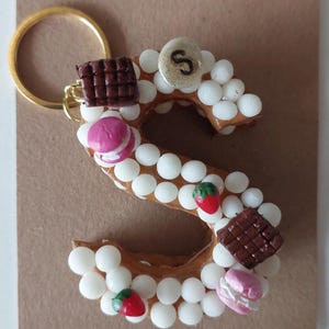 ¡Es la elección perfecta para un regalo especial! Llavero personalizado hecho a mano. Envíame un mensaje con la letra que elijas cuando realices el pedido.