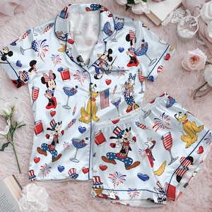 Conjunto de pijama patriótico de Disney con Mickey, Minnie y Pluto, pijama de botones de Mickey y sus amigos, ropa de dormir familiar para el 4 de julio, regalo de ropa de estar por casa con dibujos animados