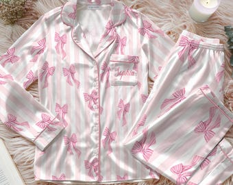Pijama de satén con lazo rosa personalizado y nombre personalizado. Bonito conjunto de salón con lazo.