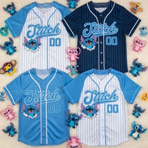 Peut inclure: Quatre maillots de baseball bleus et blancs avec le mot "Stitch" et le num&eacute;ro "00". Chaque maillot pr&eacute;sente un dessin de personnage de dessin anim&eacute;. Diverses figurines de personnages Stitch entourent les maillots.