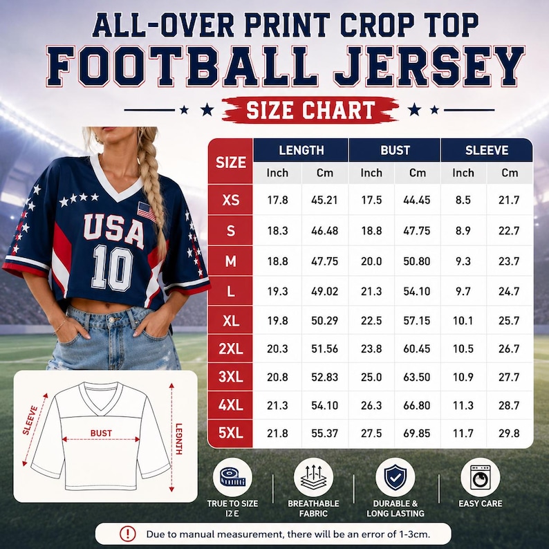 K&ouml;nnte beinhalten: Ein marineblaues bauchfreies Football-Trikot mit wei&szlig;en und roten Akzenten, das den Text USA und die Nummer 10 zeigt. Das Bild enth&auml;lt eine Gr&ouml;&szlig;entabelle mit Ma&szlig;en in Zoll und Zentimetern, eine Skizze des Oberteils und Pflege-Symbole.