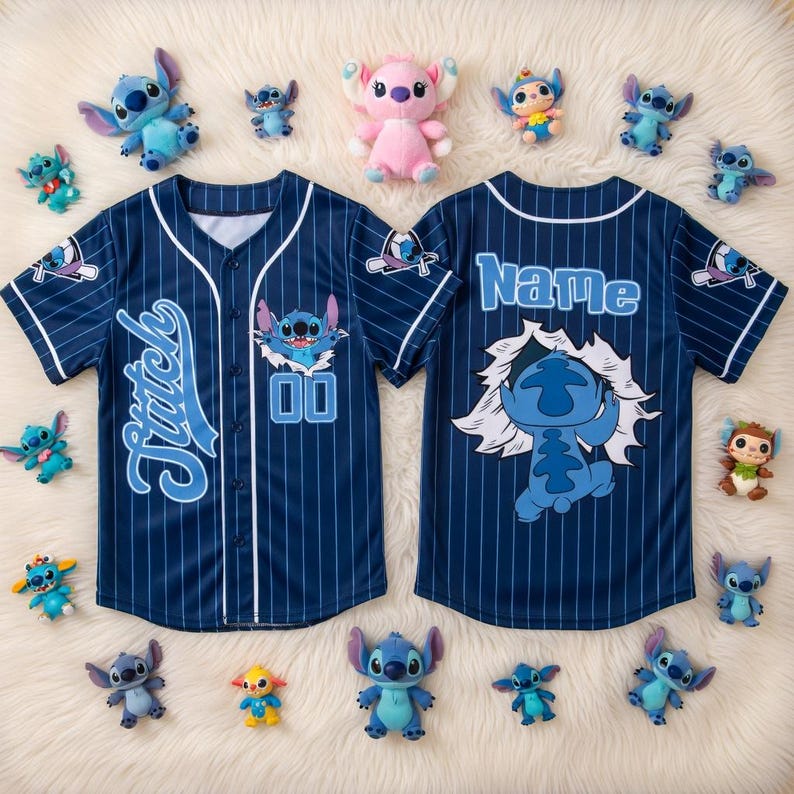 Peut inclure: Deux maillots de baseball bleu marine &agrave; rayures blanches et graphiques Stitch. L'un des maillots porte l'inscription "Stitch" et "00" &agrave; l'avant. L'autre porte l'inscription "Name" au dos. Diverses figurines et peluches Stitch entourent les maillots.