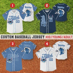 Peut inclure: Quatre maillots de baseball personnalis&eacute;s avec des motifs Stitch. Les maillots sont blancs, bleu clair et bleu marine, avec des rayures ou des couleurs unies. Chaque maillot porte le nom "Stitch" et le num&eacute;ro "00" sur le devant. Le texte "CUSTOM BASEBALL JERSEY KID/YOUNG/ADULT" est &eacute;galement visible.
