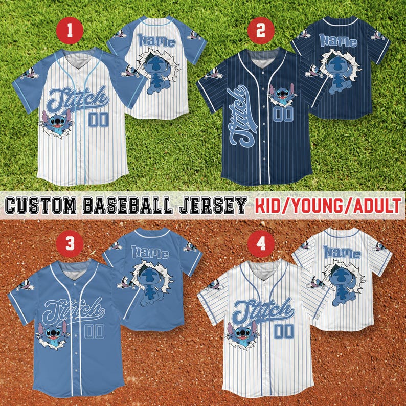 Peut inclure: Quatre maillots de baseball personnalis&eacute;s avec des motifs Stitch. Les maillots sont blancs, bleu clair et bleu marine, avec des rayures ou des couleurs unies. Chaque maillot porte le nom "Stitch" et le num&eacute;ro "00" sur le devant. Le texte "CUSTOM BASEBALL JERSEY KID/YOUNG/ADULT" est &eacute;galement visible.