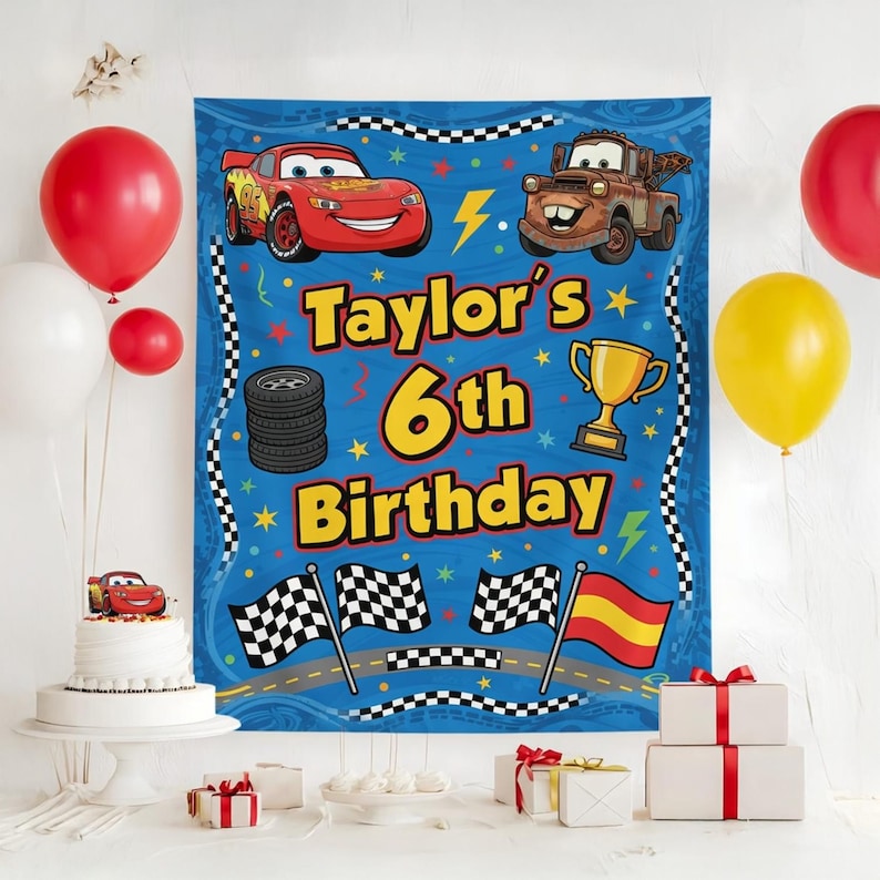以下が含まれることがあります： 「Taylor's 6th Birthday」の文字と、レーシングカー、タイヤ、旗の画像が描かれた青い誕生日バナー。赤、白、黄色の風船が背景にあり、ケーキとプレゼントも写っています。