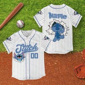 Peut inclure: Maillot de baseball blanc &agrave; rayures bleues, avec un motif de personnage de dessin anim&eacute;. Le maillot porte le nom "Stitch" et le num&eacute;ro "00" sur le devant. Le dos du maillot porte le nom "Name". Un b&acirc;ton et une balle de baseball sont en arri&egrave;re-plan.