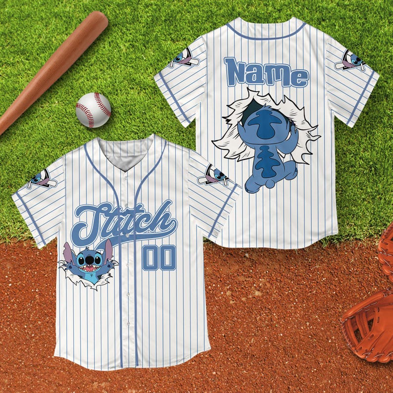 Peut inclure: Maillot de baseball blanc &agrave; rayures bleues, avec un motif de personnage de dessin anim&eacute;. Le maillot porte le nom "Stitch" et le num&eacute;ro "00" sur le devant. Le dos du maillot porte le nom "Name". Un b&acirc;ton et une balle de baseball sont en arri&egrave;re-plan.