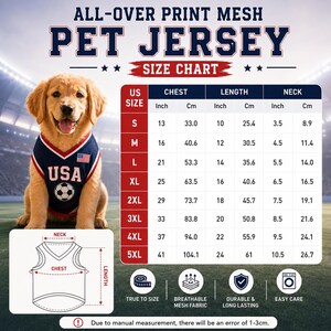 K&ouml;nnte beinhalten: Ein dunkelblaues, rotes und wei&szlig;es Netz-Trikot f&uuml;r Haustiere mit Fu&szlig;ballgrafik und USA-Schriftzug. Das Bild enth&auml;lt eine Gr&ouml;&szlig;entabelle mit Ma&szlig;en in Zoll und Zentimetern f&uuml;r die Gr&ouml;&szlig;en S bis 5XL sowie Symbole f&uuml;r atmungsaktiven Stoff und Pflege.