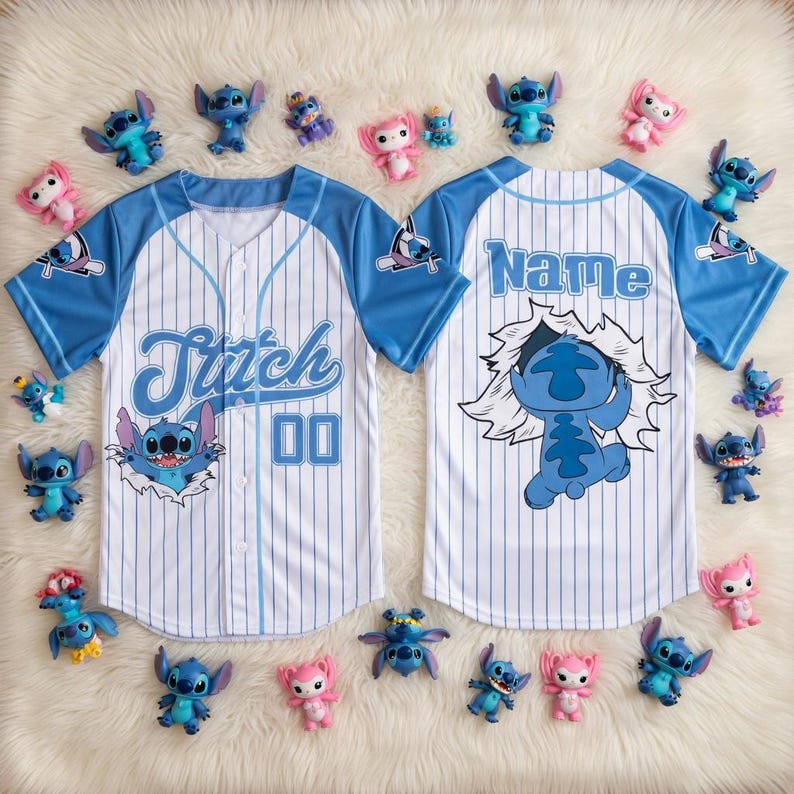 Peut inclure: Maillot de baseball blanc et bleu avec le nom "Stitch" et le num&eacute;ro "00" sur le devant. Le dos du maillot porte le nom "Name" et un dessin de Stitch. Petites figurines Stitch autour du maillot.