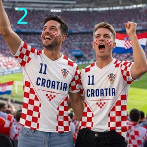 K&ouml;nnte beinhalten: Zwei Personen tragen wei&szlig;e V-Ausschnitt-Trikots mit einem rot-wei&szlig;en Karomuster an den &Auml;rmeln und Seiten. Die Trikots zeigen die Nummer 11, den Schriftzug CROATIA und ein kleines Wappen auf der Brust. Beide haben rot-wei&szlig;es Karomuster im Gesicht.