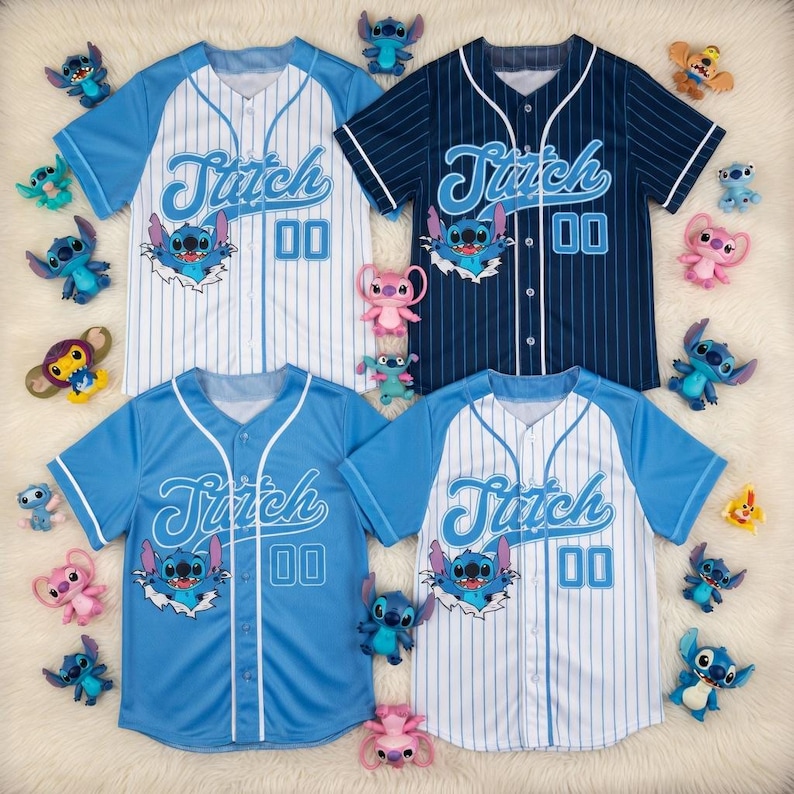 Peut inclure: Quatre maillots de baseball bleus et blancs avec le mot "Stitch" et le num&eacute;ro "00". Chaque maillot pr&eacute;sente un dessin de personnage de dessin anim&eacute;. Diverses figurines de personnages Stitch entourent les maillots.