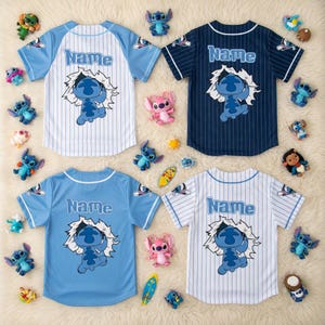 Peut inclure: Quatre maillots de baseball blancs, bleus et marine, chacun avec un dessin de personnage de dessin anim&eacute; et le mot "Name". Les maillots sont entour&eacute;s de figurines de personnages et de petits jouets, cr&eacute;ant un th&egrave;me ludique.